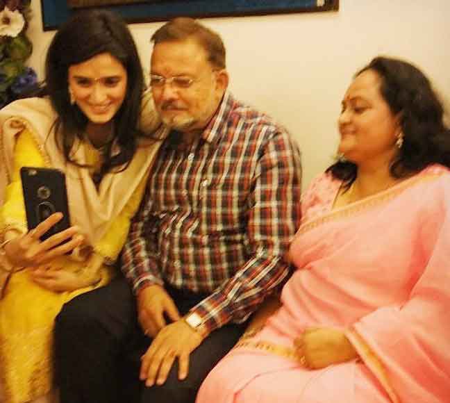 Pankhuri Awasthy With Father And Mother