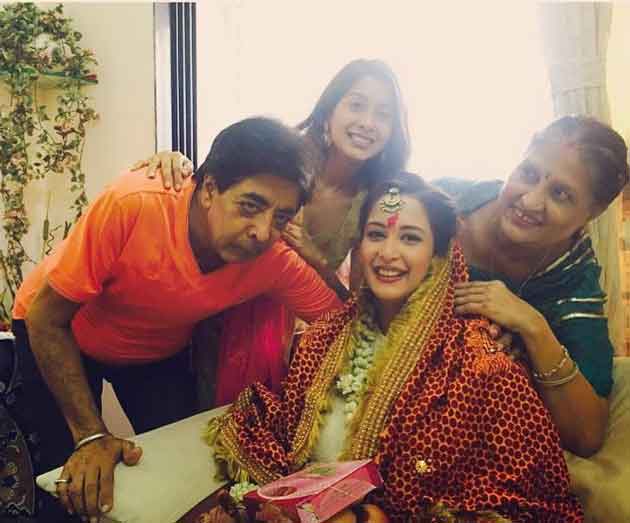  simran khanna with family